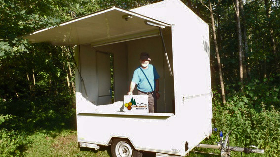 Informations- und Verkaufsanhänger vor dem Umbau