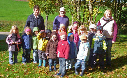 Eine der zwei Gruppen vom Kindergarten in Rotzel 2012 10 16 Kindergarten Rot